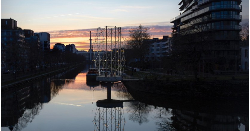 Светящийся маяк в центре французской реки