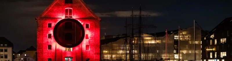 Корона — символ надежды: световая инсталляция в Дании
