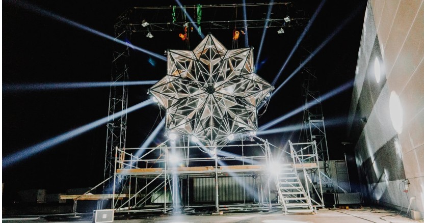 Звезда света озарила небо Саудовской Аравии с вершины небоскрёба