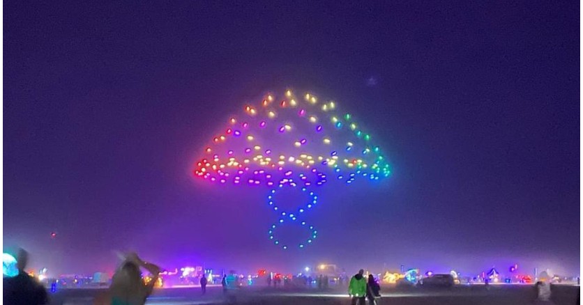 Световое шоу дронов на Renegade Man в Неваде