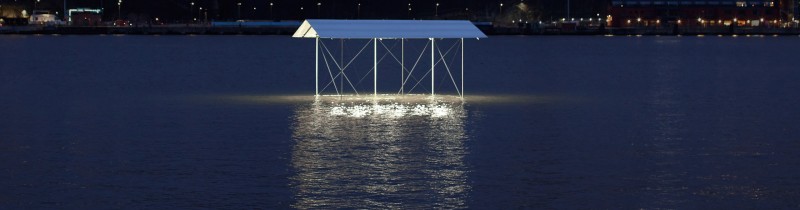 Светящаяся крыша в водах Стокгольма