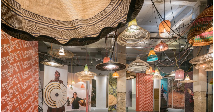 Плетеные лампы из пластиковых бутылок в Мадриде Плетеные лампы из пластиковых бутылок в Мадриде