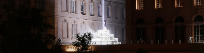 Многокомпонентная инсталляция излучает свет и туман в пирамиде
