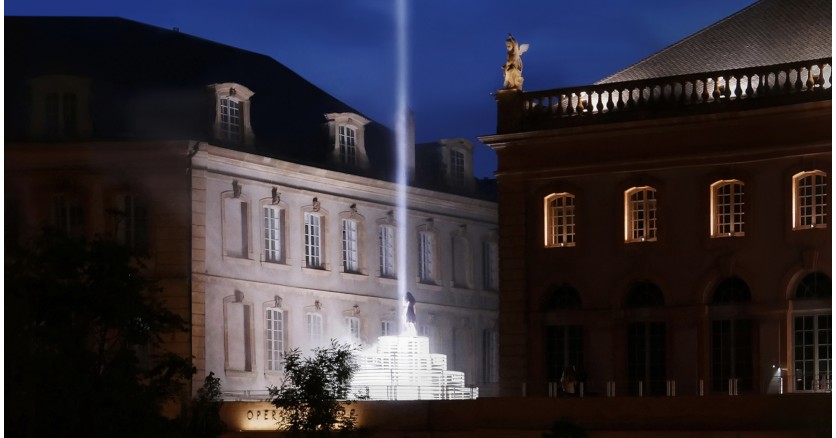 Многокомпонентная инсталляция излучает свет и туман в пирамиде