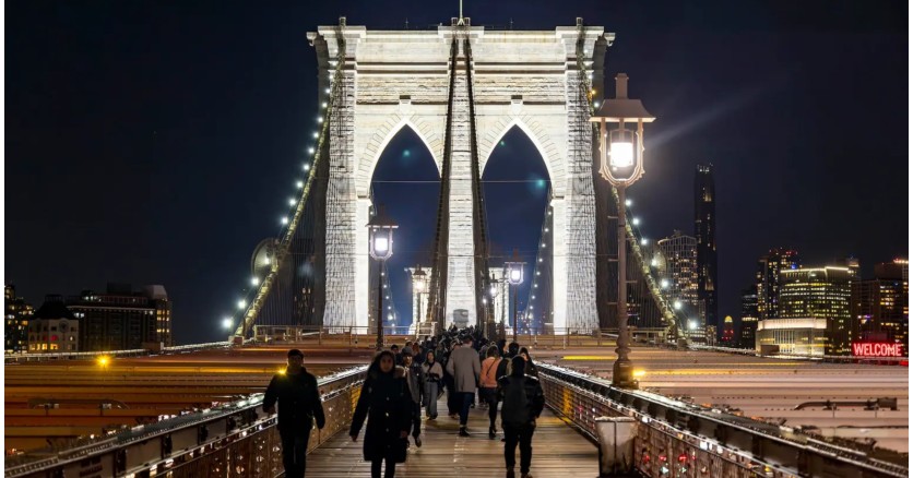 Светодиодные лампы украсили Бруклинский мост