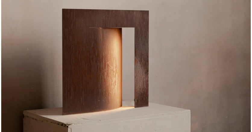 Испанский дизайнер представил настольную лампу из листа стали