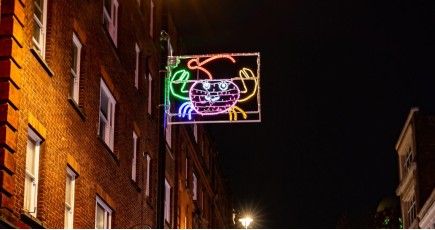 Юные дизайнеры осветили улицы Лонона на Рождество