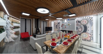 Бра Loft в авангардном интерьере кухни-гостиной для “Дачного ответа”