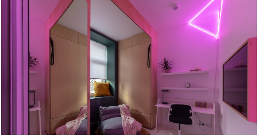 Капсульная комната для девушки в неоновом свете Lightstar