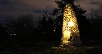 Уличный фонарь из 4000 снежков осветил шведскую ночь