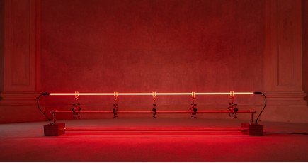 Эстетика индустриального стиля и неонового света на выставке в Милане