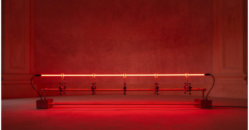 Эстетика индустриального стиля и неонового света на выставке в Милане