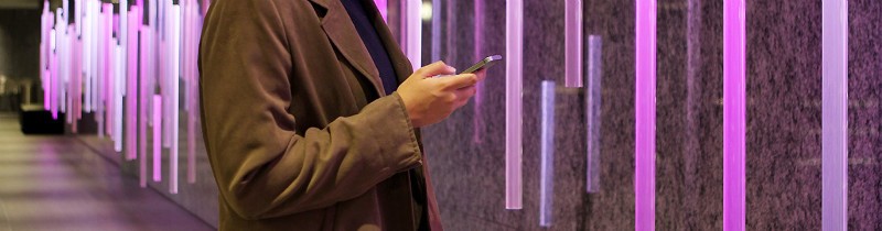 Инсталляция в бостонском небоскребе переводит текстовые сообщения на язык света 