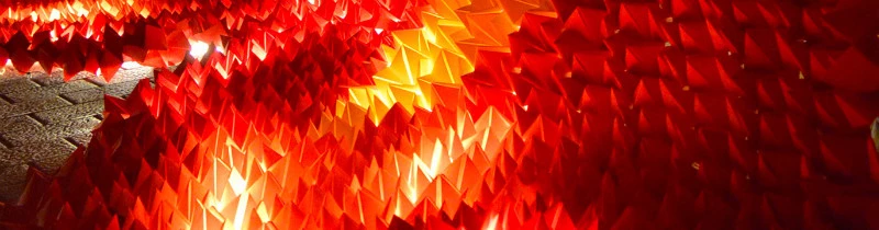 Лава из оригами в городе, окруженном вулканами
