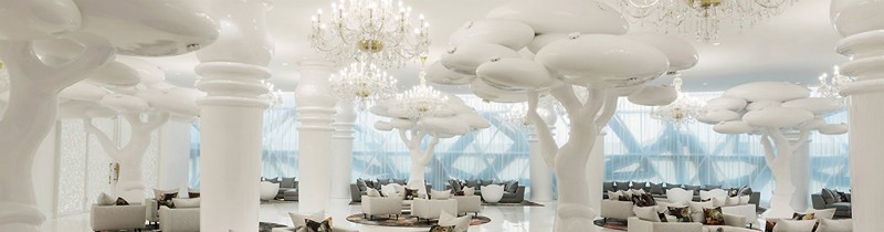 Огромные торшеры-грибы выросли в необычном интерьере отеля в Дохе