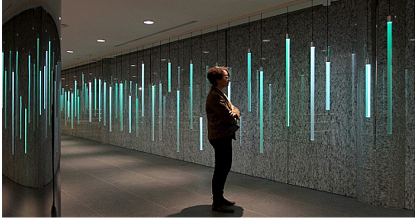 Инсталляция в бостонском небоскребе переводит текстовые сообщения на язык света Инсталляция в бостонском небоскребе переводит текстовые сообщения на язык света