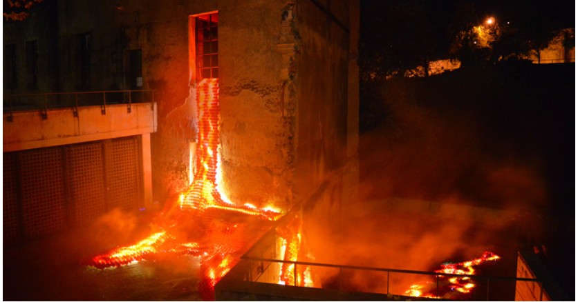 Лава из оригами в городе, окруженном вулканами