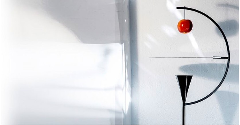 Как торшер изобразил закон всемирного тяготения? Как торшер изобразил закон всемирного тяготения?