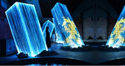 Японские художники создали световые мегалиты