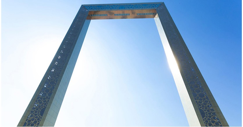 Панорамы Дубая заключили в светящиеся рамки