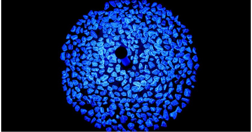 Монумент жертвам холокоста из света и камней