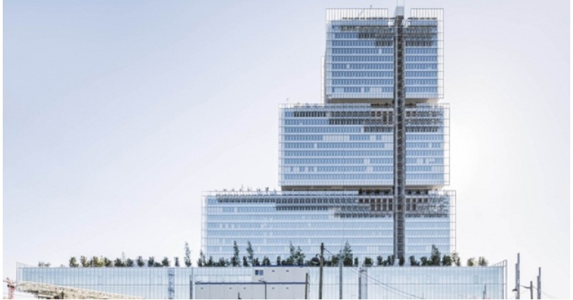 Французское здание суда наградили солнечным светом