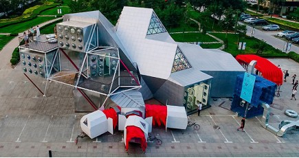 В Пекине представили мобильный культурный центр на солнечных батареях
