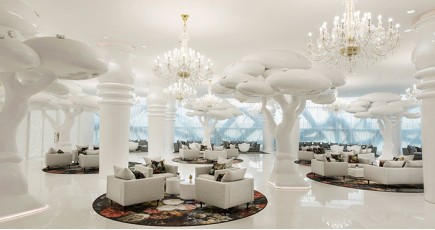 Огромные торшеры-грибы выросли в необычном интерьере отеля в Дохе