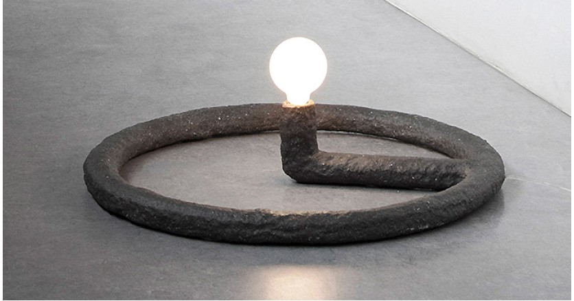Дизайнер из Дании сделала светильник из железа и камня