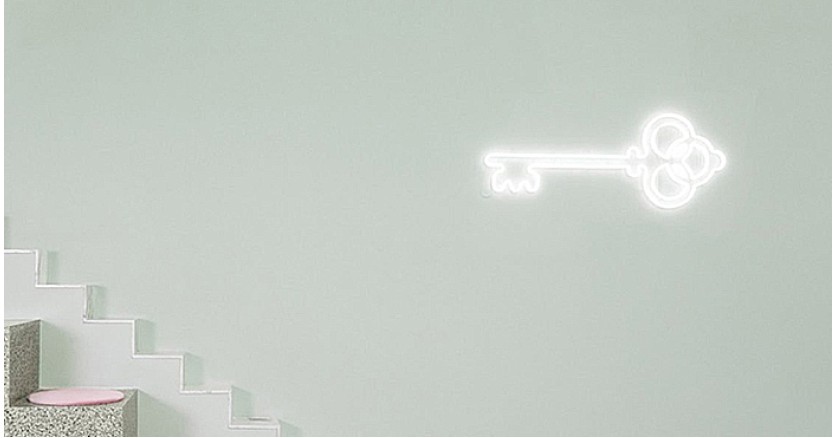 Неоновые светильники украсили кафе по мотивам фильма &laquo;Отель &laquo;Гранд Будапешт&raquo;