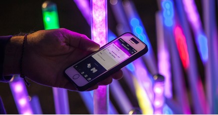 Светодиодную инсталляцию в американском университете подключили к смартфону
