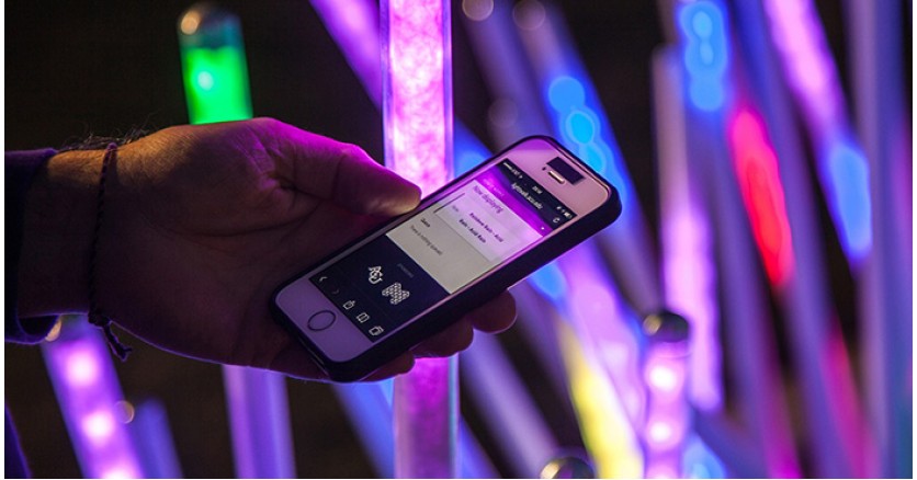 Светодиодную инсталляцию в американском университете подключили к смартфону